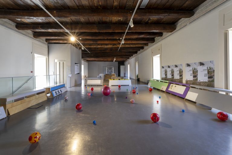 Manfred Pernice “emoZone” en Fondazione Morra Greco, Nápoles