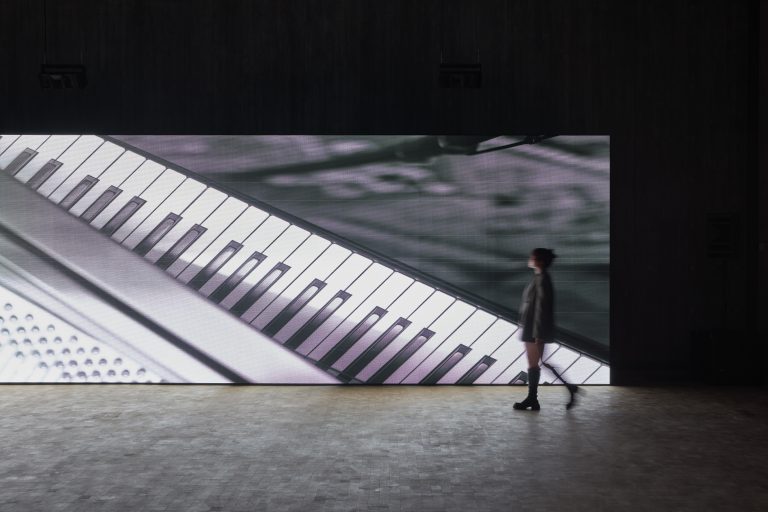 Ryuichi Sakamoto “ve el sonido, oye el tiempo” en M+, Hong Kong
